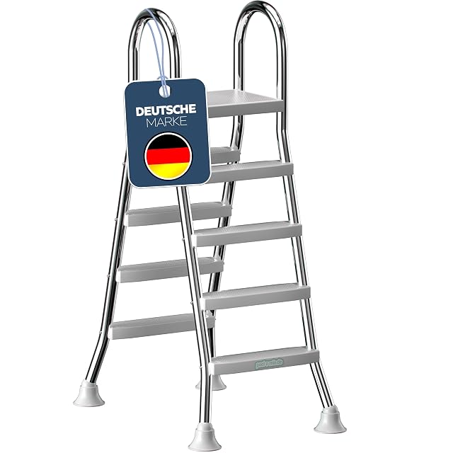 poolomio Poolleiter aus Edelstahl mit Handlauf und vier Stufen neben einem hohen Aufstellbecken