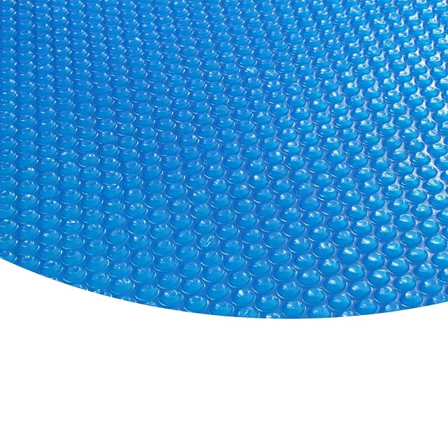 Blaue Zelsius Noppen-Solarabdeckung mit 400 Mikrometern, die auf einem runden Becken schwimmt